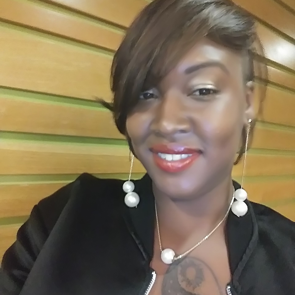 Meet your Posher, Akilah I sell Anitques, jewelry,